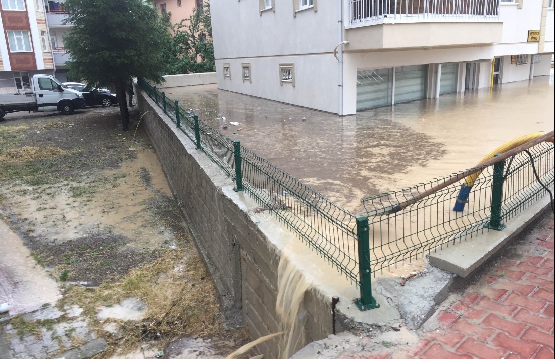 Konya’da sağanak, su baskınlarına neden oldu