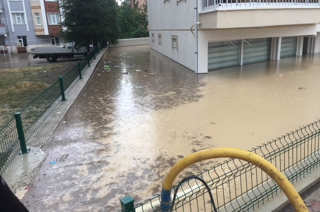 Konya’da sağanak, su baskınlarına neden oldu