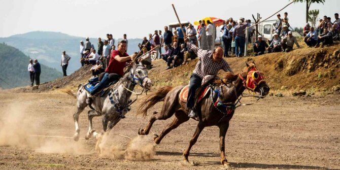 Yüzlerce yıllık atlı cirit geleneği köy düğünlerde yaşatılıyor