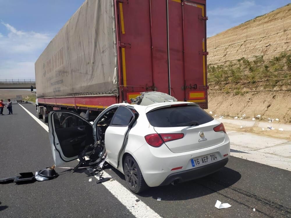 Konya’da feci kaza! Otomobil, TIR’ın dorsesine saplandı