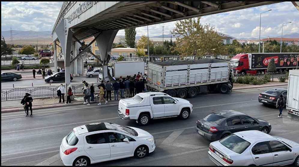 Konya’da TIR’ın dorsesi yaya üst geçidine çarptı