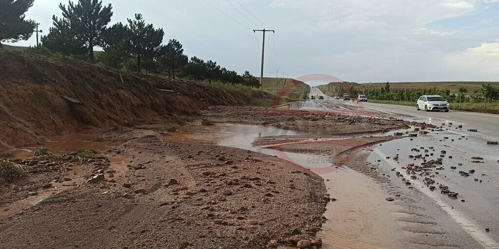 Konya’da yağmurun taşıdığı çamur ve taşlar şehirlerarası yolda trafiği aksattı