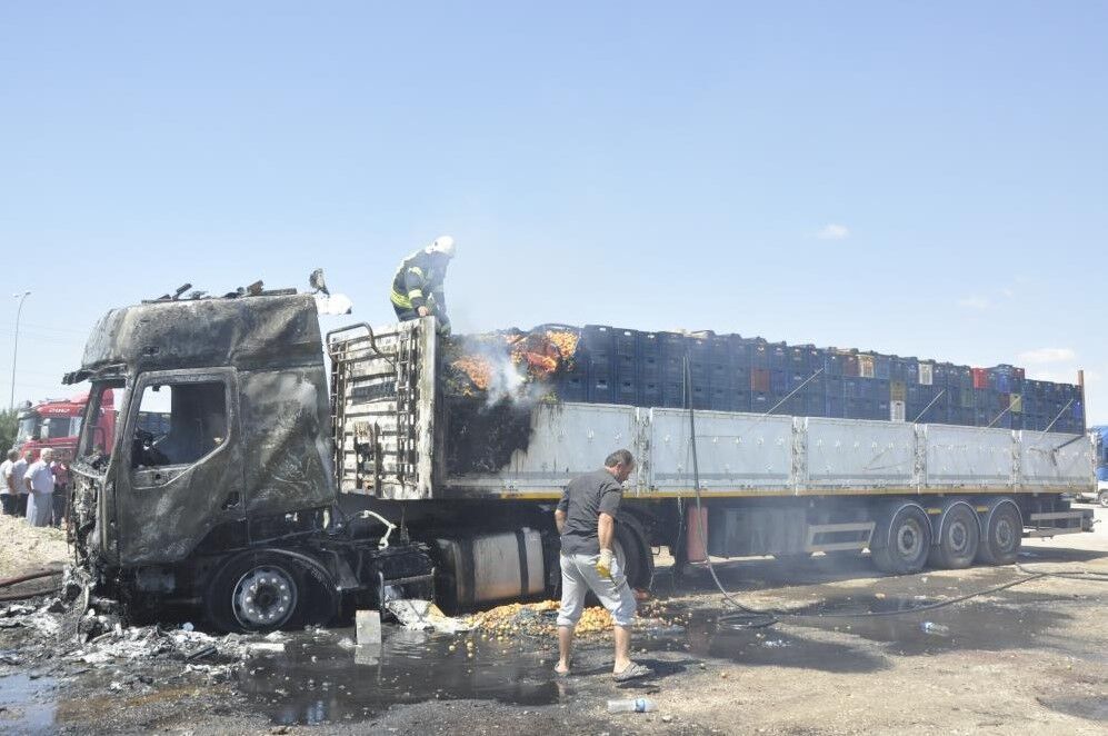 Konya'da  YÜKLÜ TIR alev aldı, sürücü son anda kurtuldu