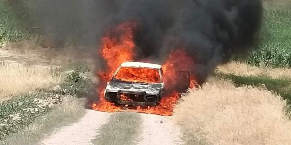  KONYA’DA GÖL KENARINDA OTOMOBİL CAYIR CAYIR YANDI