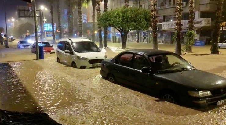 Antalya'da kuvvetli yağış hayatı felç etti:Evleri su bastı dereler taştı!