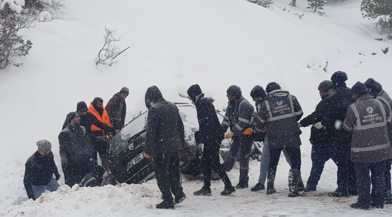 Derbent Aladağ Kayak Merkezi Yolunda Araçlar Kayarak Refüje Saplandı. Sarıl Arama Kurtarma olay yerindeydi.