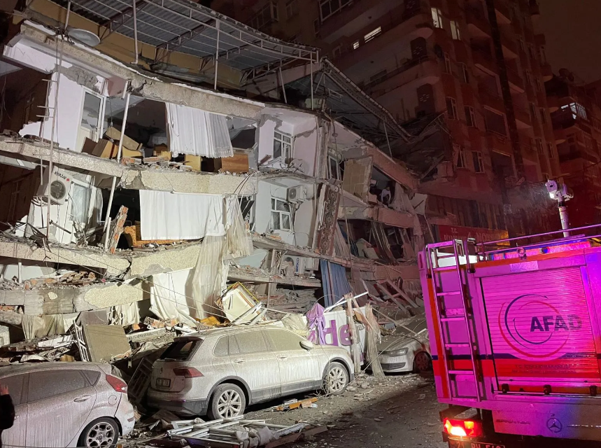 7.4'lük depremin ardından  ilk fotoğraflar: Yürek yakan görüntüler