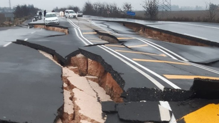 Hatay’da deprem sonrası pist ve yol yarıldı!