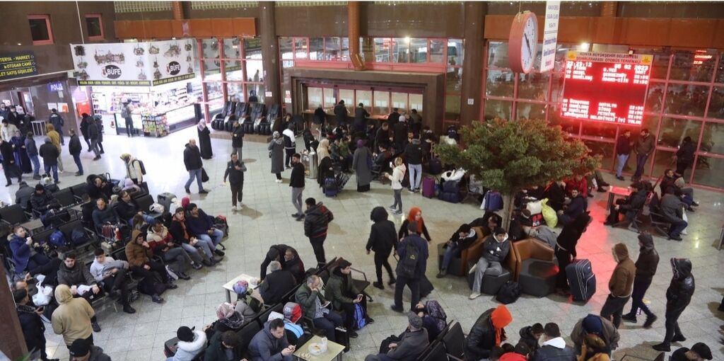 Konya'da yolcuların otogarda bekleyişi sürüyor