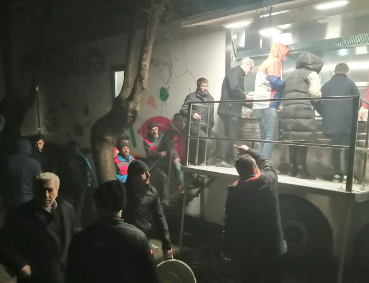 Konya Büyükşehir'den depremzedelere yemek ikramı
