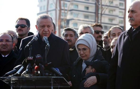  Başkan Erdoğan deprem bölgesinde: Üniversitelerde yaza kadar uzaktan eğitime geçiliyor
