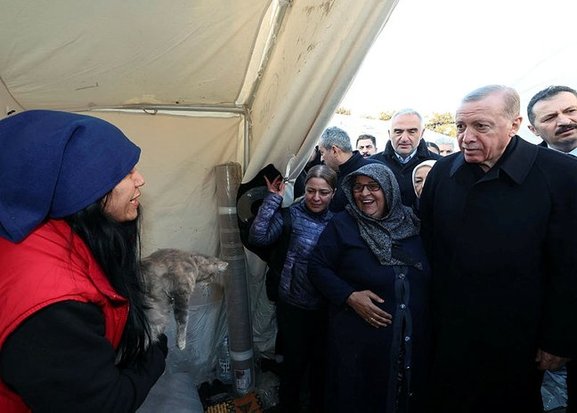 Cumhurbaşkanı Erdoğan'dan Malatya ve Adıyaman'daki çadır kentlere ziyaret