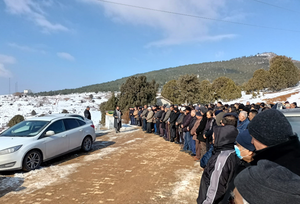 Hatay’da 14 katlı binanın enkazında can veren öğretmen Konya’da toprağa verildi