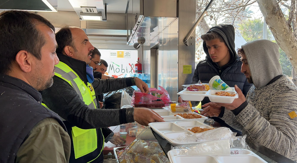 Başkan Altay Mobil Mutfak Tırı ve Ekmek Fırınında Yemek Dağıtımı Yaptı