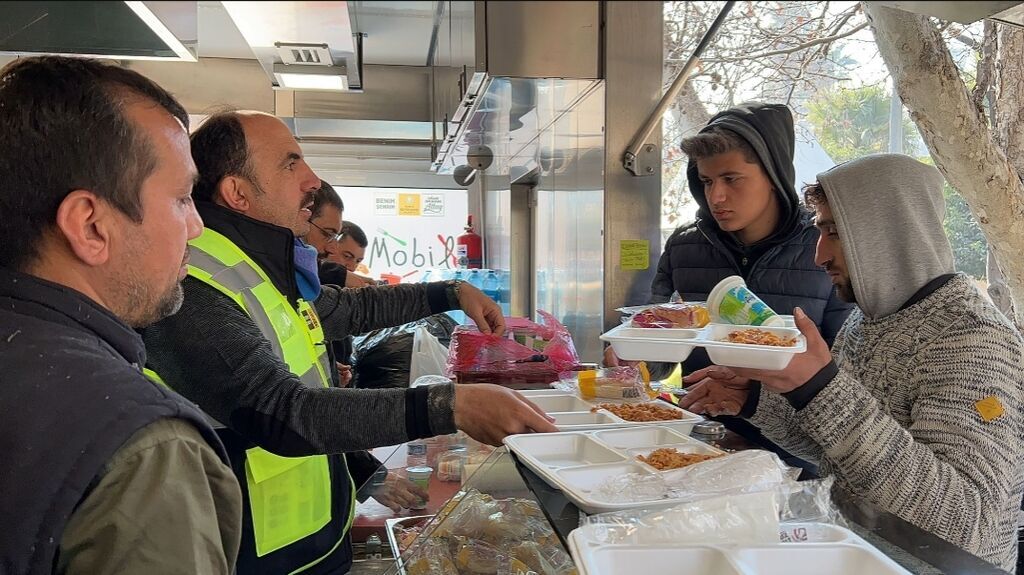 Konya, Hatay’da On Binlerce Kişiye Günlük Sıcak Yemek ve Ekmek Sağlıyor