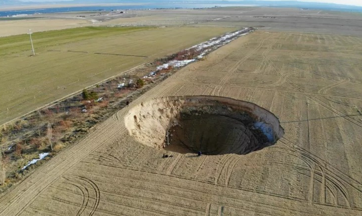 Konya’nın Karapınar ilçesinde yaklaşık 37 metre çapında, 12 metre derinliğinde obruk oluştu.