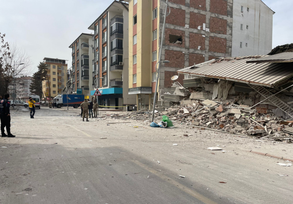 5,6 büyüklüğündeki depremde 1 kişi hayatını kaybetti 