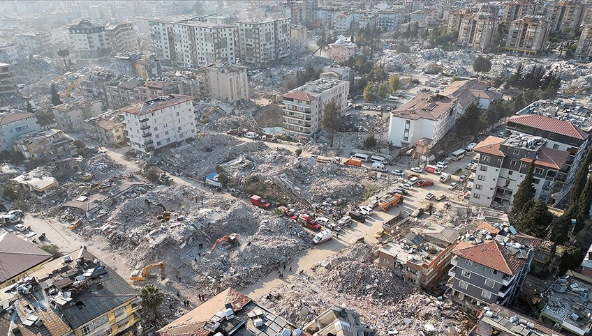 Malatya'da korkutan deprem! Hasarlı binalar çöktü