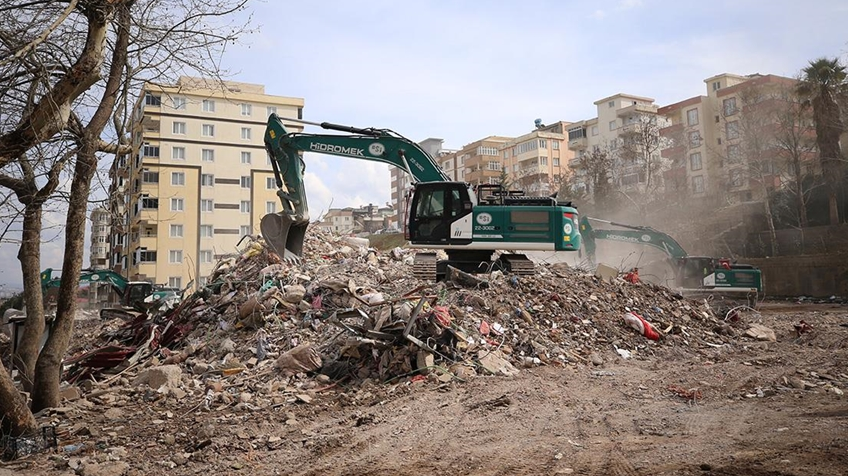 Enkaz kaldırma çalışmaları devam ediyor