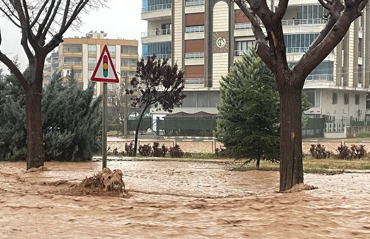 Şanlıurfa ve Adıyaman'ı sel vurdu! Meteoroloji'den turuncu uyarı: Deprem bölgesinde hava durumu...