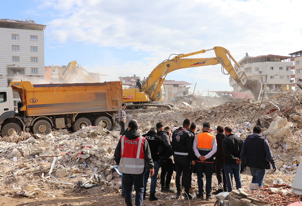 Enkaz kaldırma ve yıkım çalışmaları devam ediyor