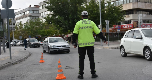  Trafik polisleri Konya’da yaya geçidini kullanmanın önemine dikkat çekti