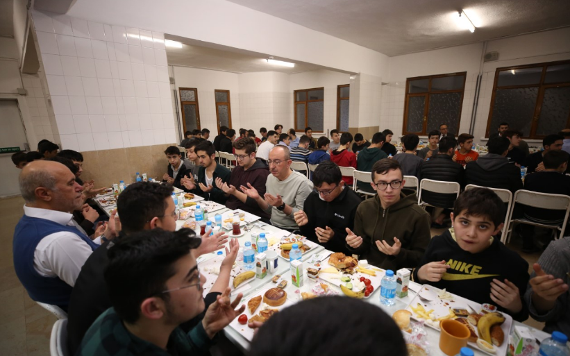 Başkan Kavuş İftar Ve Sahurda Gençlerle Buluştu