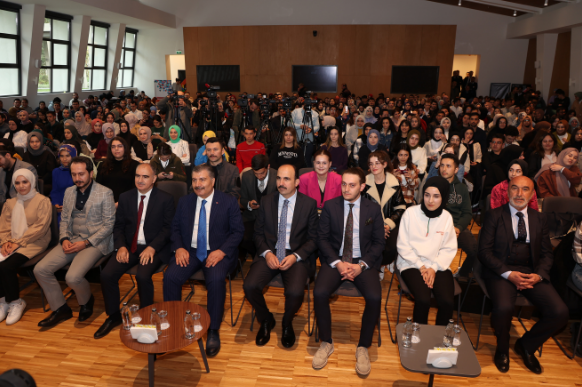 Sağlık Bakanı Koca Taş Bina Kültür ve Sanat Merkezi’nde Gençlerle Buluştu