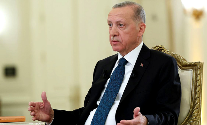 Erdoğan masasındaki son anketi açıkladı: Tereddüt yok öndeyiz!