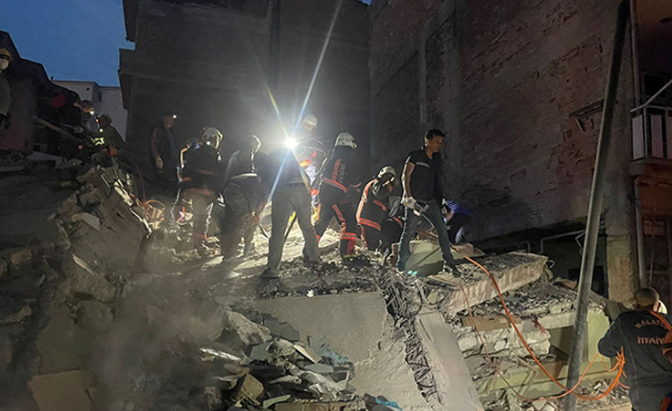 Malatya'da ağır hasarlı bina çöktü: Enkazdan acı haber