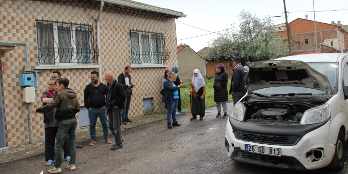 Yıldırım düşen mahalledeki 100 evde beyaz eşyalar kullanılamaz hale geldi