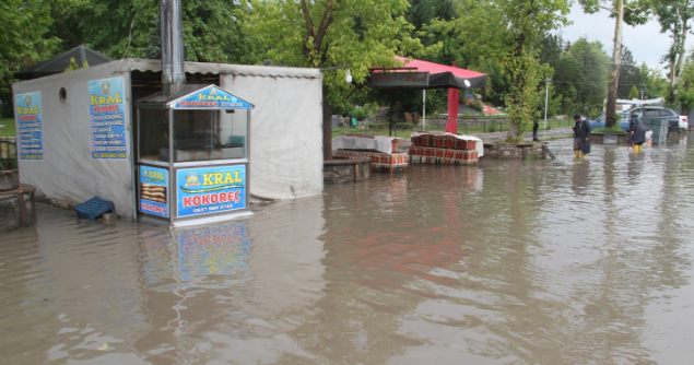 Konya'da sağanak yağış caddeleri göle çevirdi