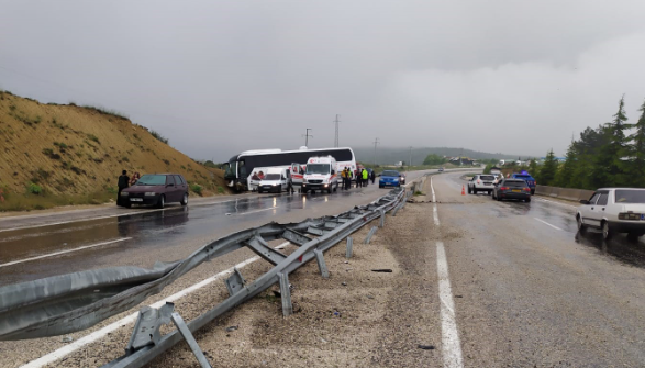 Yoldan çıkan otobüs toprak yığınına çarptı: 10 yaralı