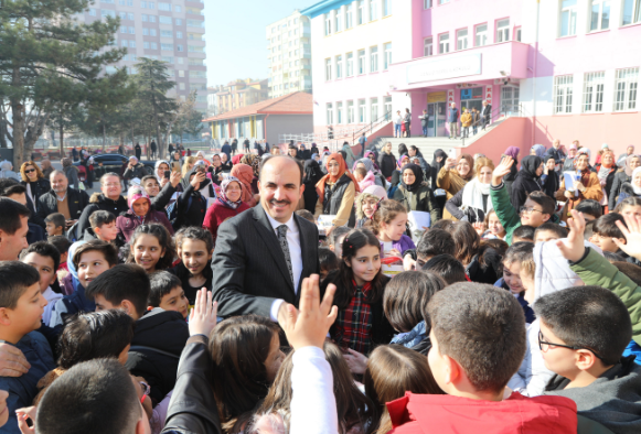 Başkan Altay Karne Sevinci Yaşayan Öğrencileri Tebrik Etti