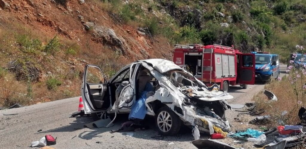 Bayramın ilk gününde acı kaza: 2 ölü, 1’i ağır 3 yaralı