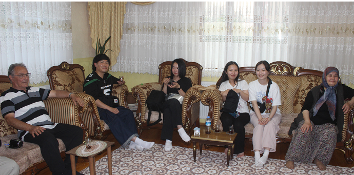 Karapınarlı aile Güney Koreli 4 üniversite öğrencisini evinde misafir etti