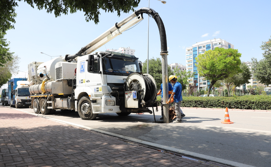 Konya Büyükşehir Taşkın Riskine Karşı Kanalizasyon Hatlarını Temizliyor 
