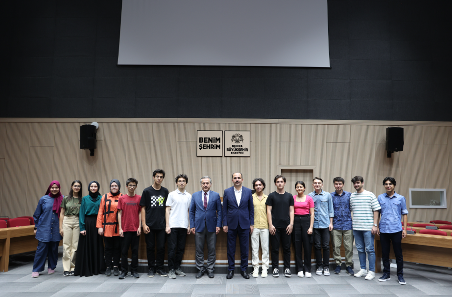 Başkan Altay Yks’de İlk 100’e Giren Konyalı Öğrencilerle Bir Araya Geldi