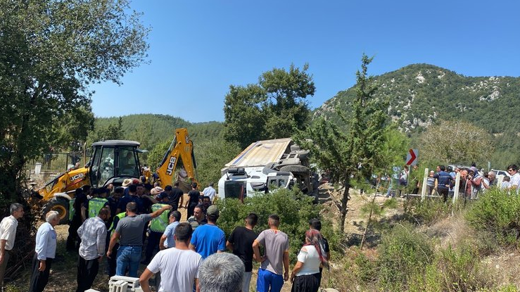 Kahramanmaraş'ta facia! Kamyon Cenaze namazı kılanların arasına daldı: 4 ölü 25 yaralı!