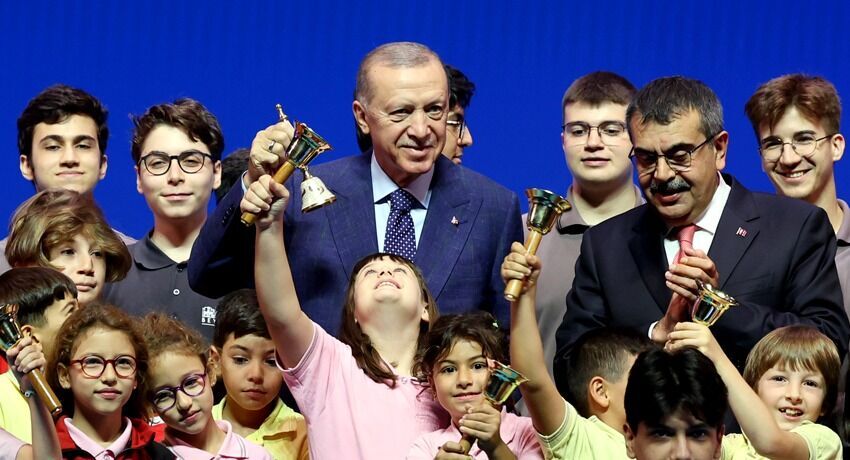 Cumhurbaşkanı Erdoğan müjdeyi verdi: Ücretli öğretmenlere yüzde 25 zam