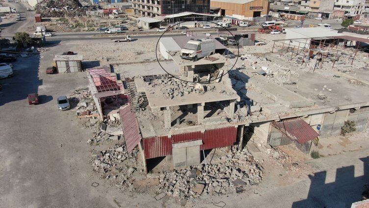 Her yer yıkıldı ama o yerinde duruyor: Hatay’da deprem sonrası ilginç görüntü!