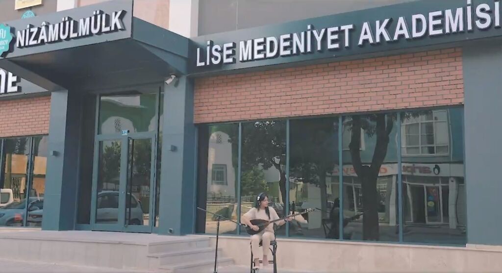 Lise Medeniyet Akademisi Öğrencileri Neşet Ertaş’ı 