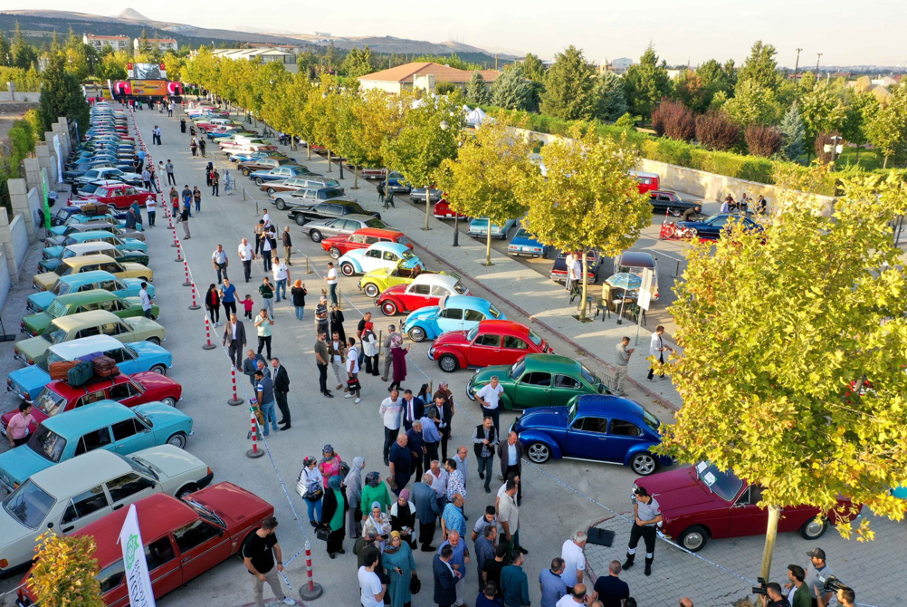 Klasik Otomobiller Tutkunlarını Meram’da Bekliyor