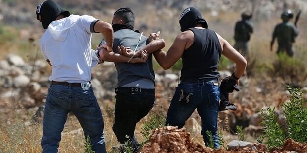 Silahlı Yahudi siviller Filistinli gençleri kaçırdı!