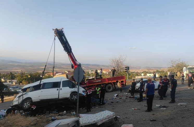  Gaziantep'te feci kaza: Hafriyat kamyonu dehşet saçtı! 6 ölü 16 yaralı