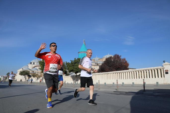 Konya Yarı Maratonu sona ererken renkli görüntülere sahne oldu