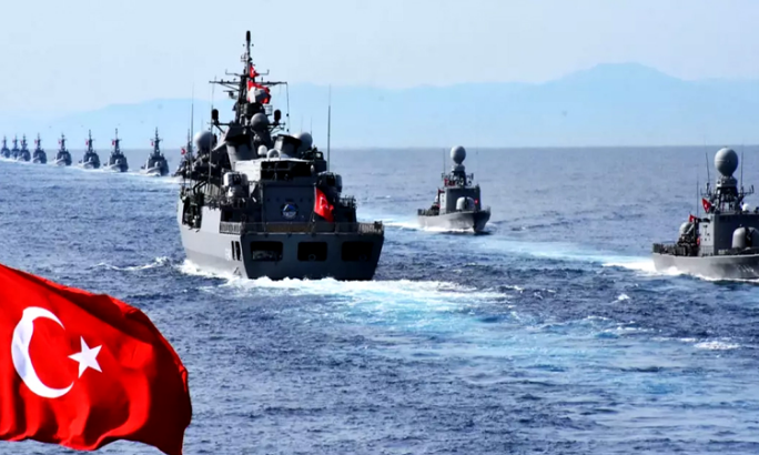 Türk donanması İstanbul Boğazı'nda en büyük geçit törenine hazırlanıyor