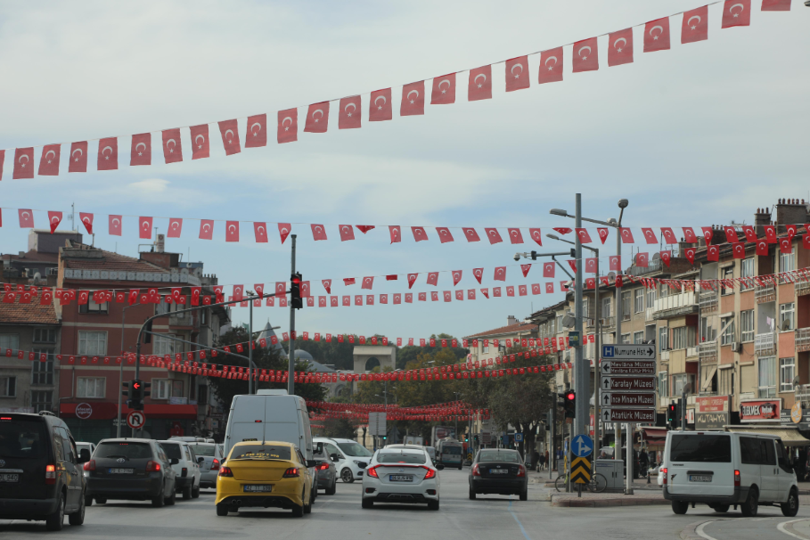 Konya Büyükşehir Konya’nın Caddelerini Şanlı Bayrağımızla Donattı