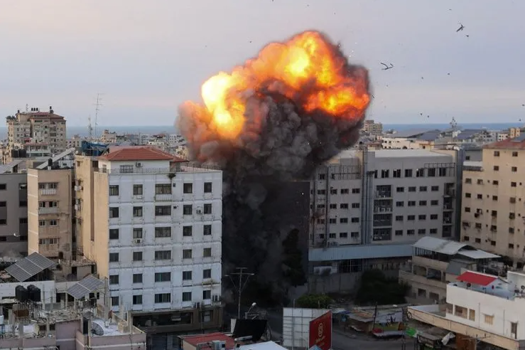 Katil İsrail, ibadet edenleri bombaladı! Çok sayıda ölü ve yaralı var