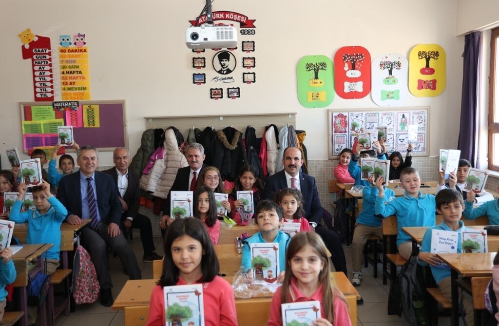 Başkan Altay “Başarmaya Hazırım” Projesinde 3. Sınıf Öğrencilerine Hikaye Kitabı Dağıttı